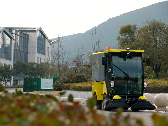 GA黄金甲无人驾驶扫路机在徐州珠山艺术街区作业